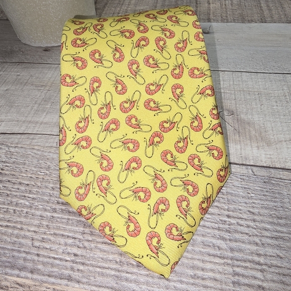 PETER BLAIR YELLOW SILK TIE PINK CRAWFISH PATTERN WHIMSICAL USA MADE - Picture 2 of 8